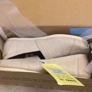 NWT natural metallic burlap women’s classic TOMS